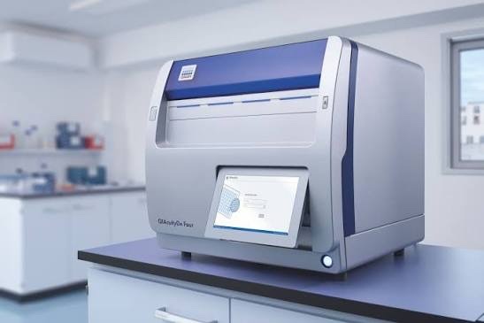 Equipamento de PCR digital QIAcuity sobre bancada de laboratório