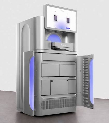 Sequenciador de nova geração com tela e portas iluminadas em azul